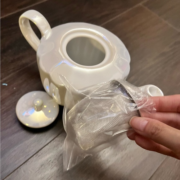 Shell Opal Cream Teapot - Picture 5 of 10